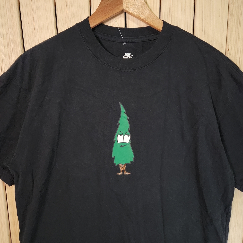 Nike Tee with Green Graphic The Nike SB Skate Tee - Picture 2 of 8